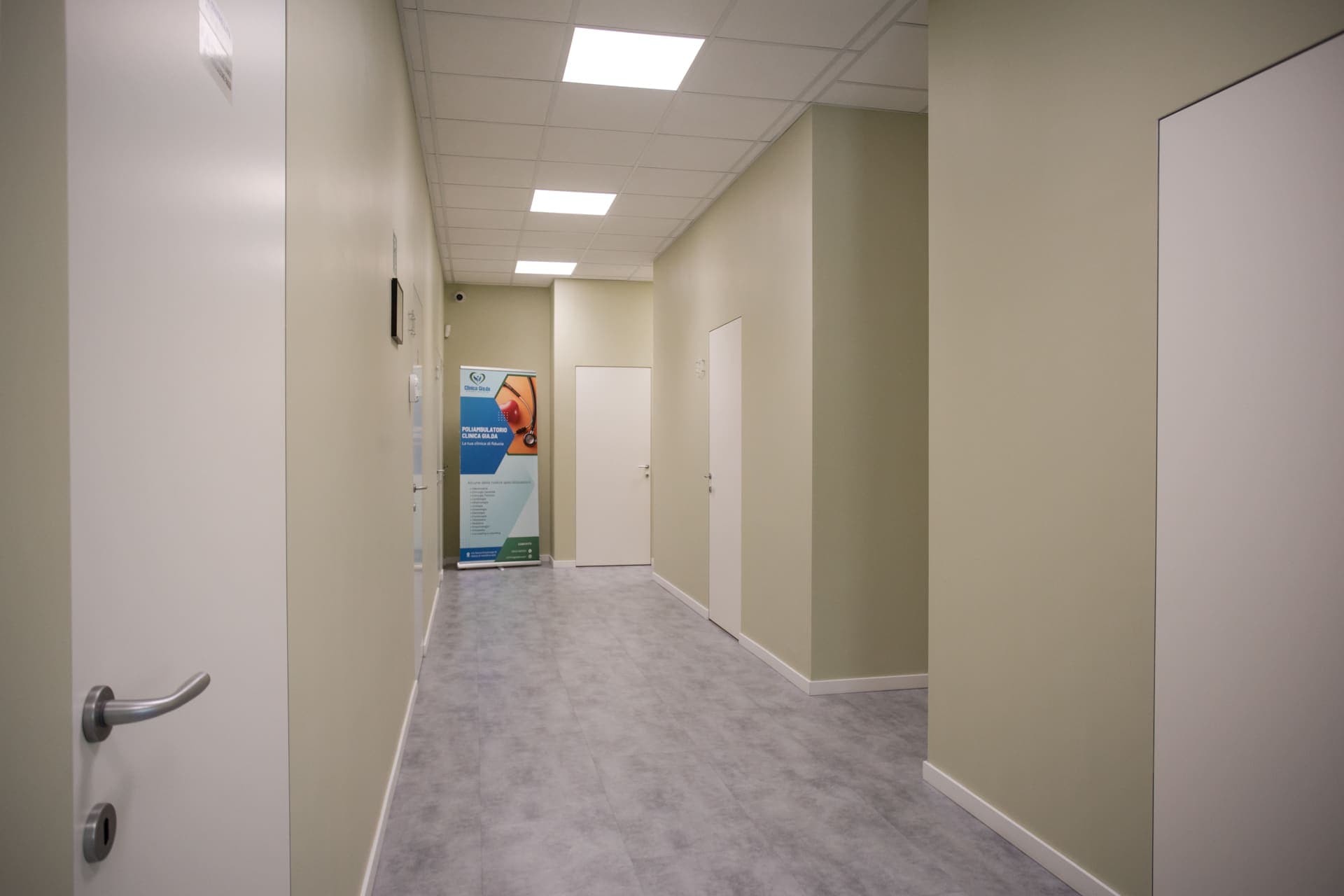 Il corridoio interno con le porte degli ambulatori
