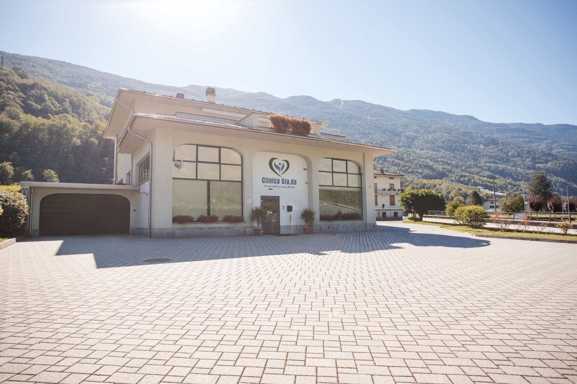 La sede di Clinica Gia.da vista dal parcheggio